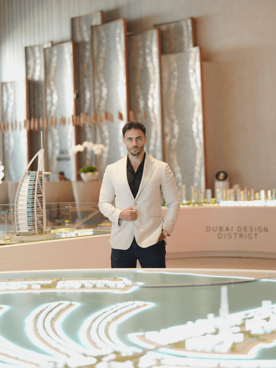 Ali Daioub am Dubai-Stadtmodell — Founder von AXD Immobilien Dubai